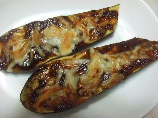 赤からシソ味が美味なナスみそチーズ焼き